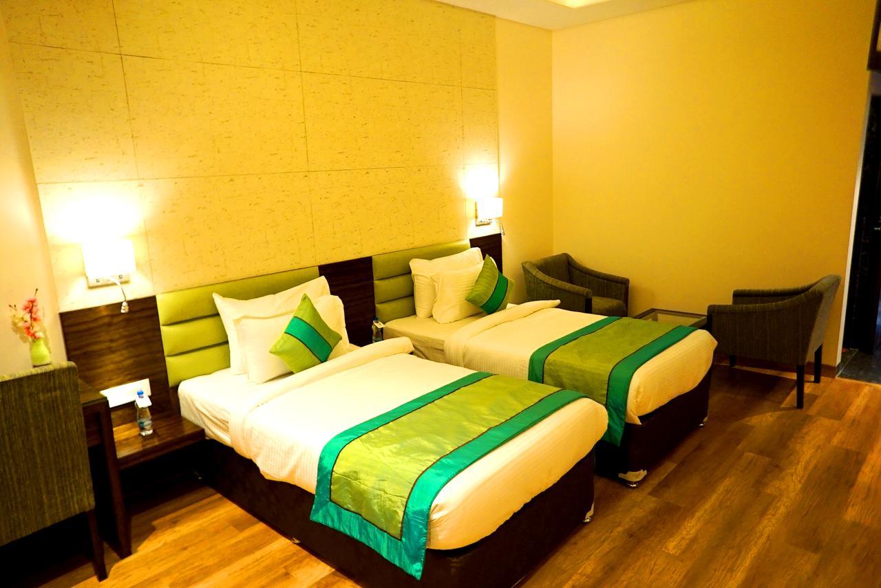 The Mystic Palms Hotell Mathura Exteriör bild
