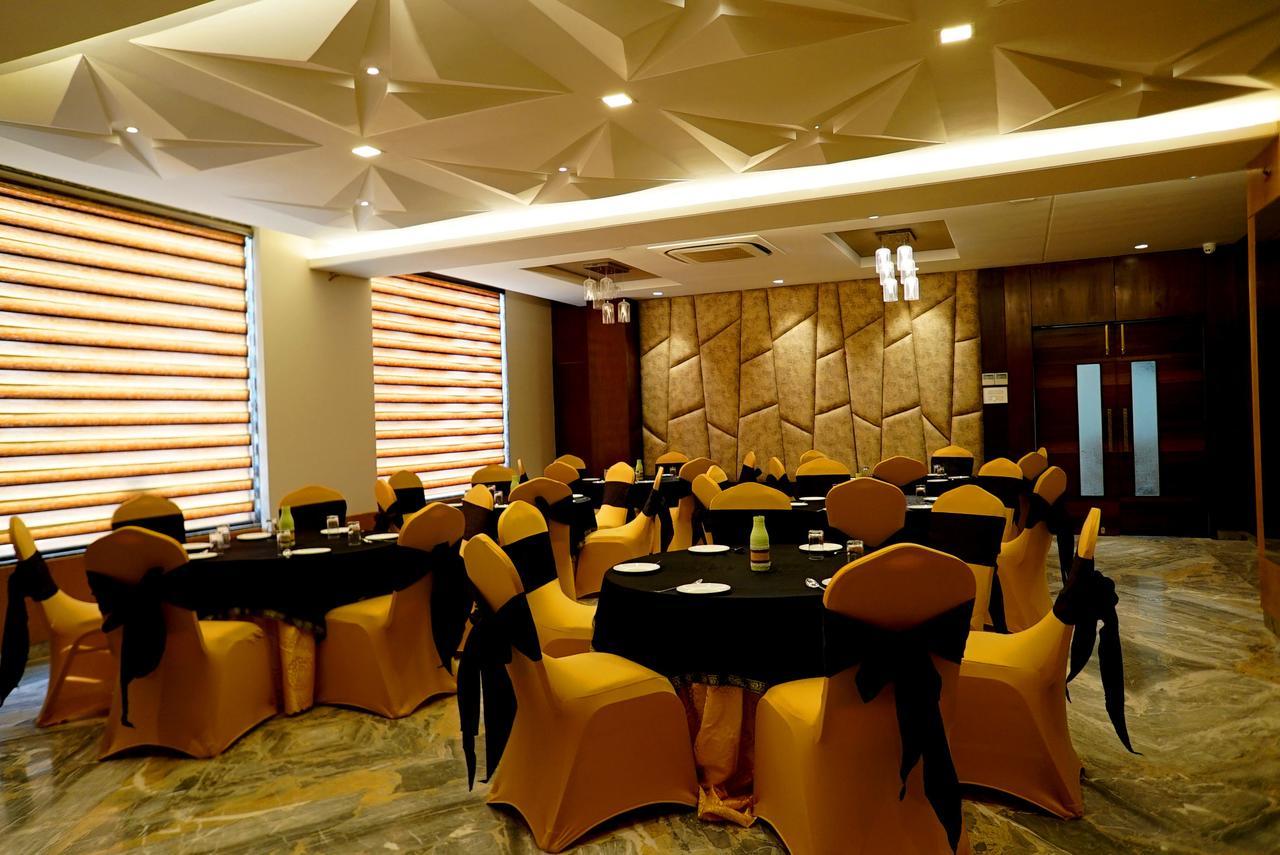 The Mystic Palms Hotell Mathura Exteriör bild